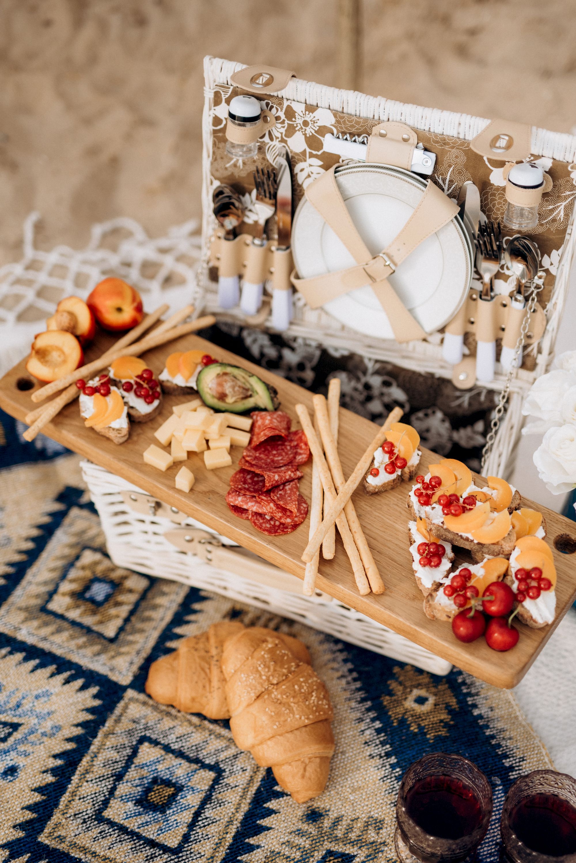 Picknickkorb mit Essen und Getränken