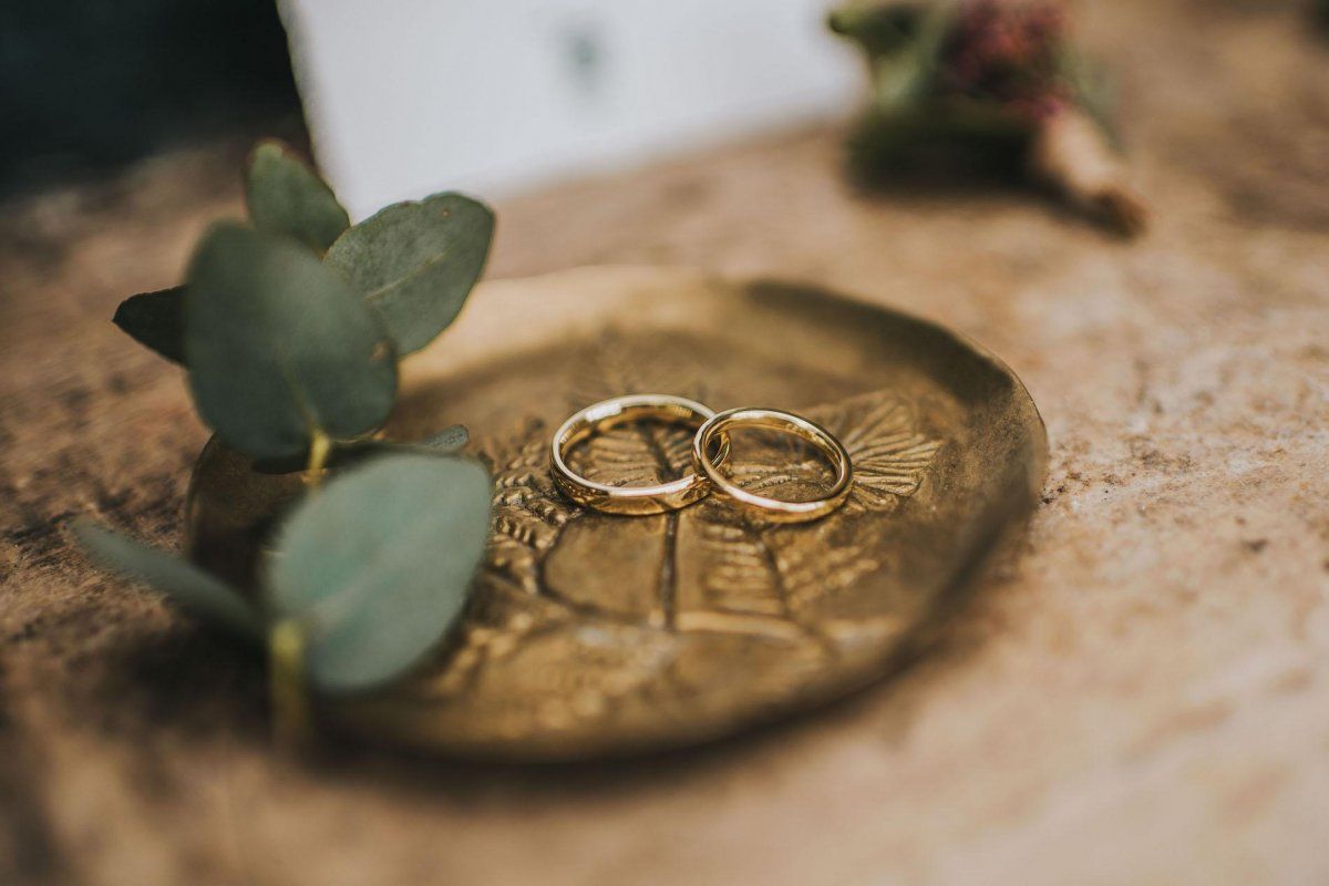 Hochzeitsringe auf einem goldenen Tablett