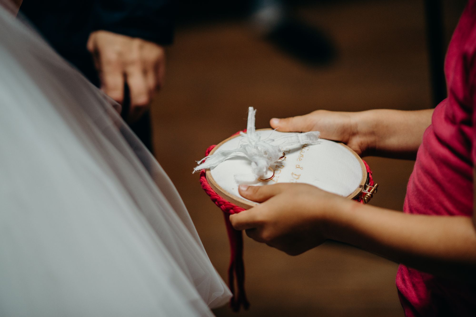 Hochzeitsringe auf einem Hochzeitskissen