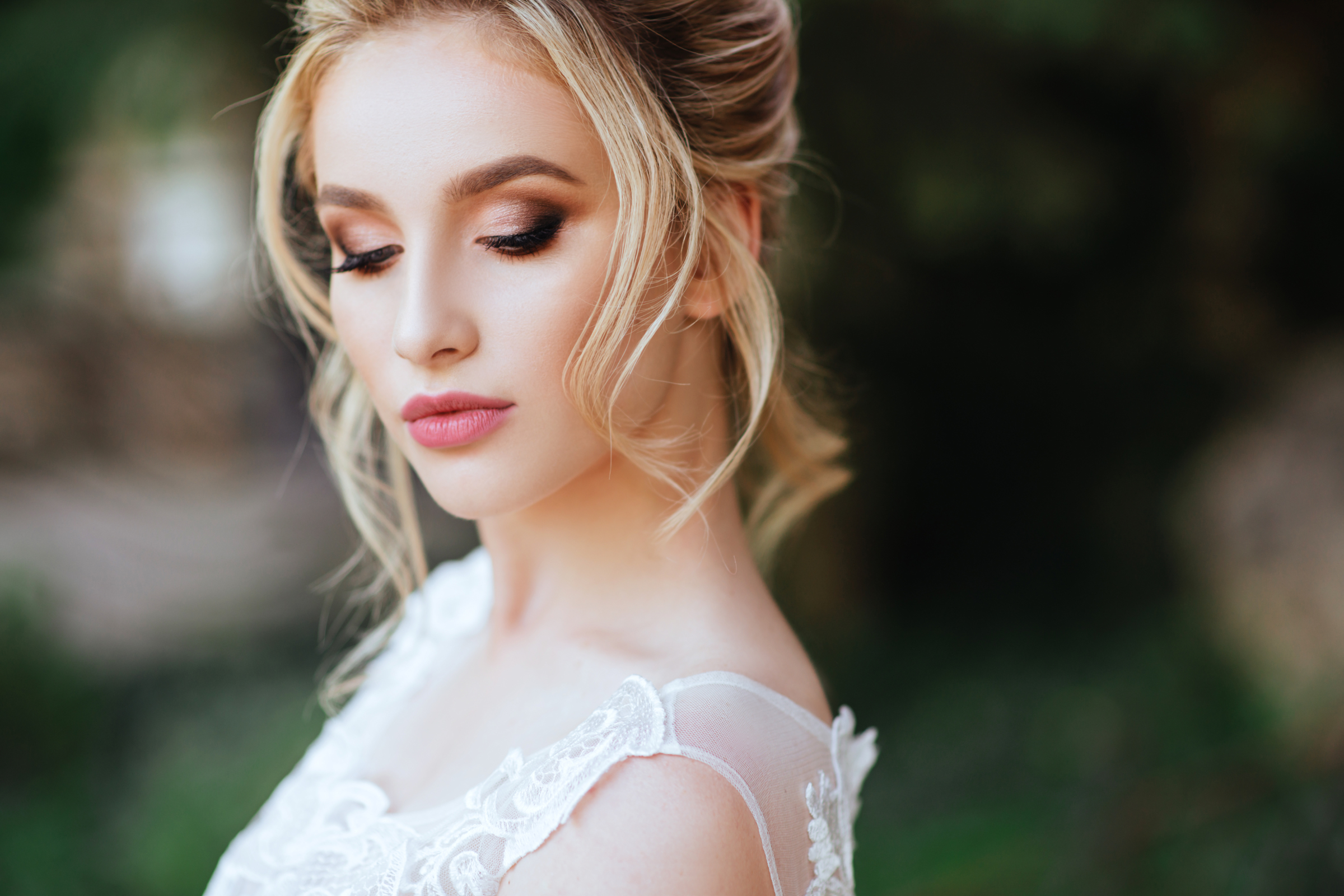 Die Braut trägt ein wunderschönes Make-up.