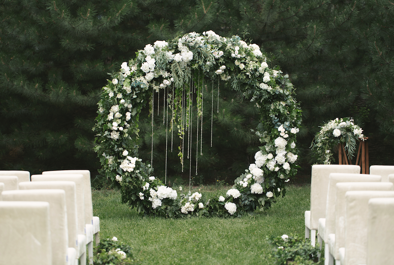 Traubogen mit weißen Blumen