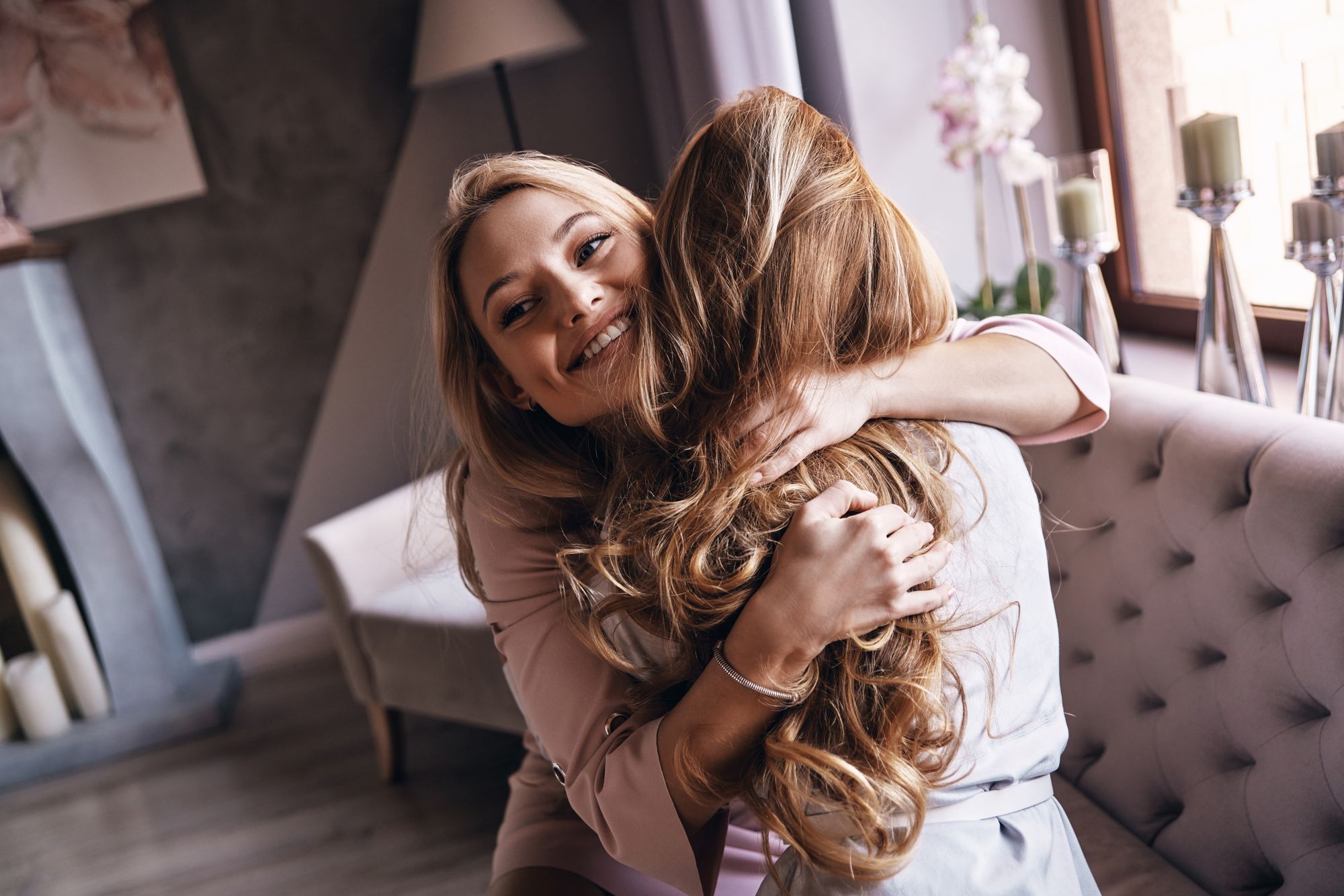 Frauen, die sich umarmen