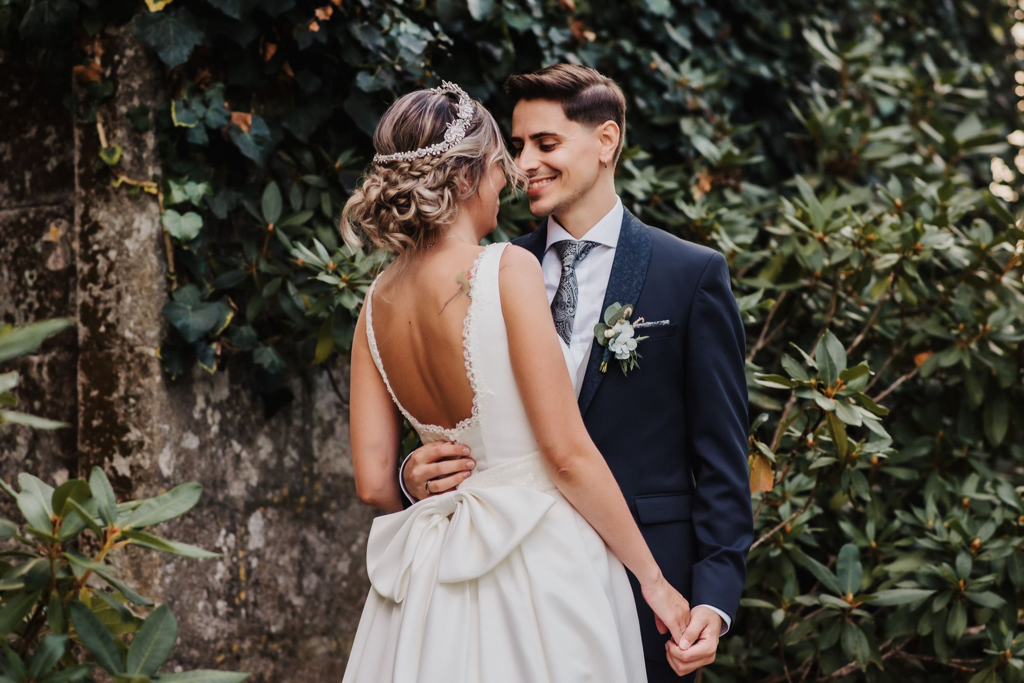 Glückliches Brautpaar am Hochzeitstag - Bund fürs Leben als Zeichen für wahre Liebe