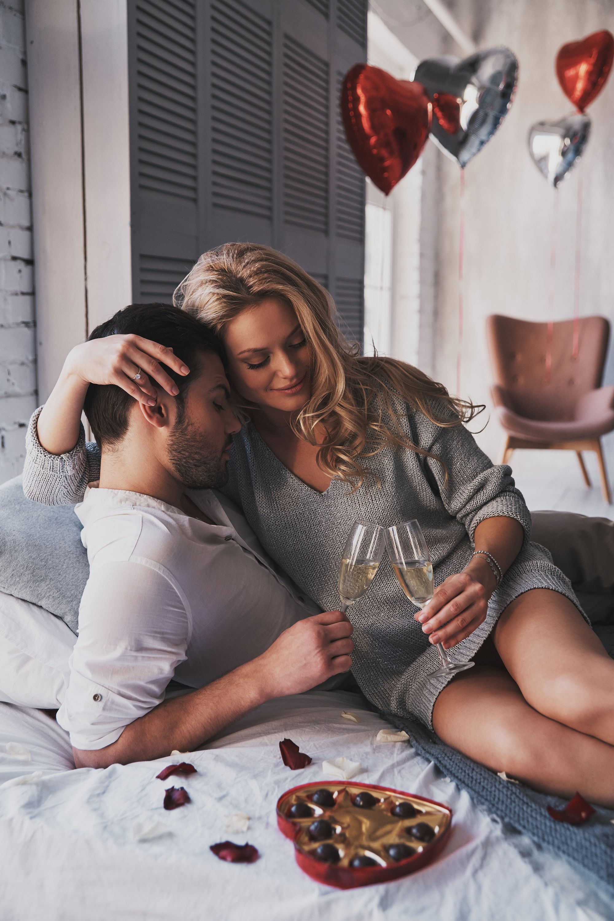 Paar stößt zum Valentinstag mit Sekt an